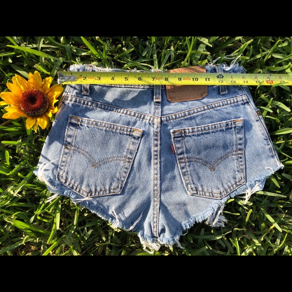 Vintage Levi’s High Waisted Shorts - Picture 4 of 4